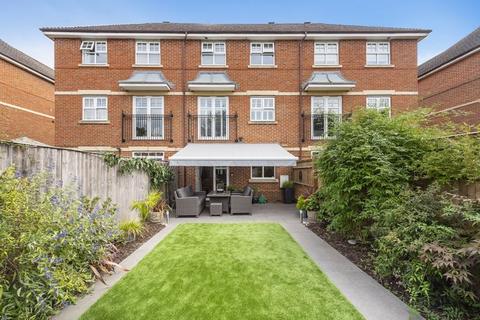 3 bedroom terraced house to rent, Highlands, Farnham Common, Buckinghamshire £2495pcm