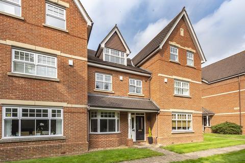 3 bedroom terraced house to rent, Unexpectedly re-available! Highlands, Farnham Common, £2495pcm 3 bedroom town house
