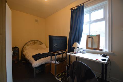 2 bedroom house to rent, St. Chads Drive, Leeds LS6
