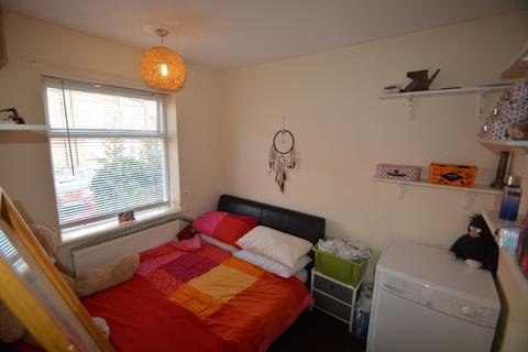 2 bedroom house to rent, Manor Avenue, Leeds LS6