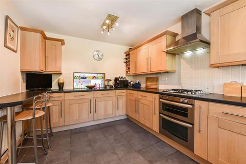 28 Anson Grove, Fareham, PO16 8JQ