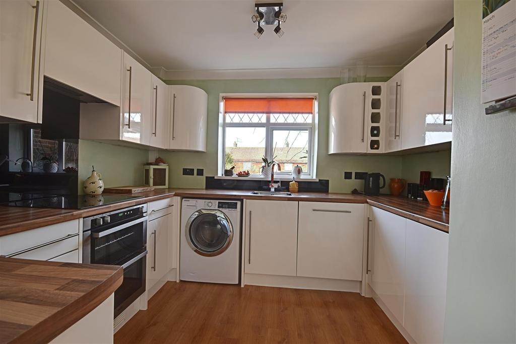 Bidwell Avenue, BexhillOnSea 3 bed detached house £439,950