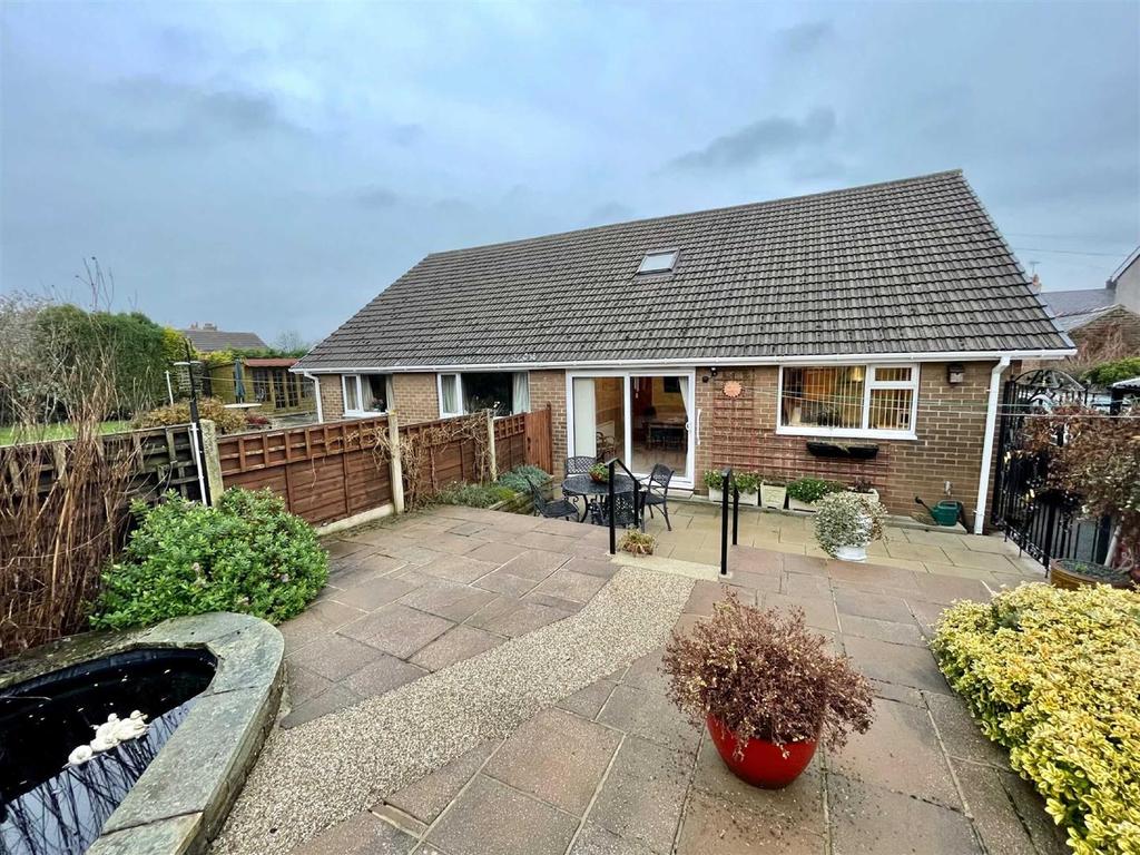 Highfield Road, Elland 2 bed semidetached bungalow £235,000