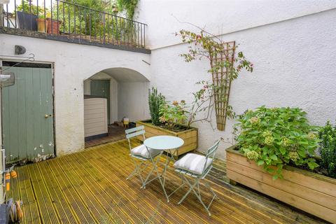 23 Caledonia Place, Bristol, BS8 4DL
