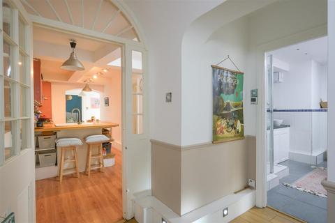 23 Caledonia Place, Bristol, BS8 4DL