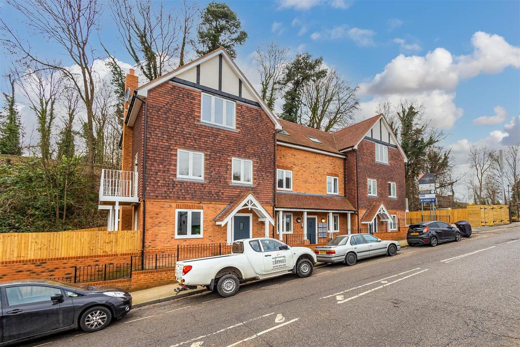 Ashurst Road, Tadworth 2 bed apartment £385,000