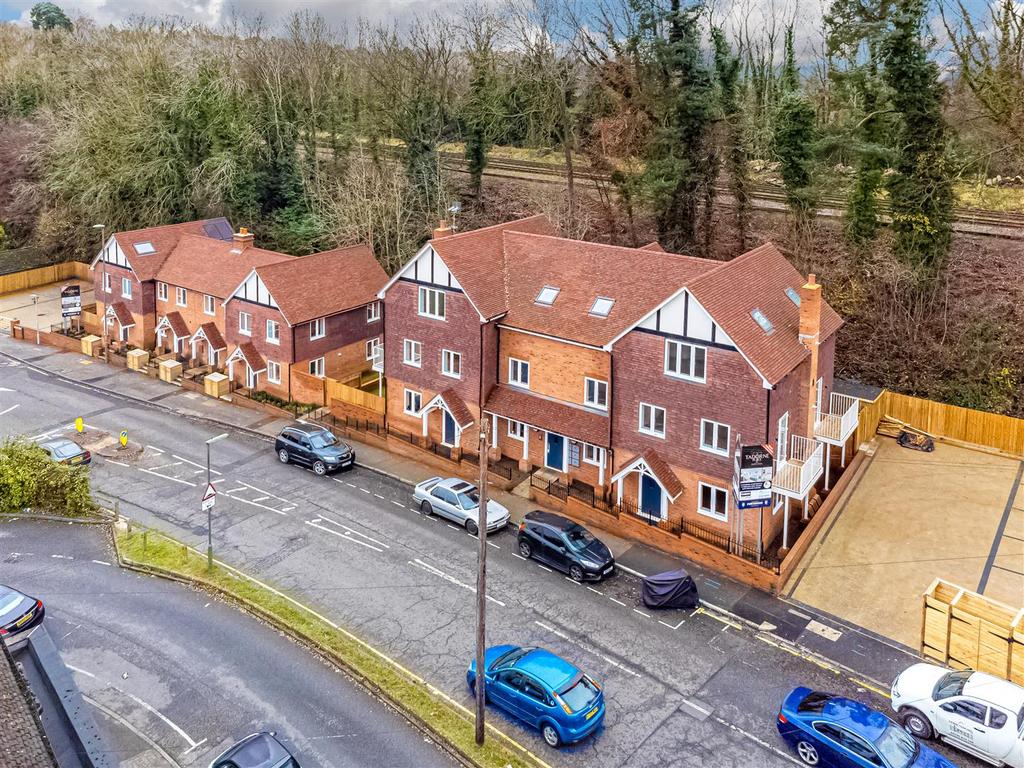 Ashurst Road, Tadworth 2 bed apartment £375,000