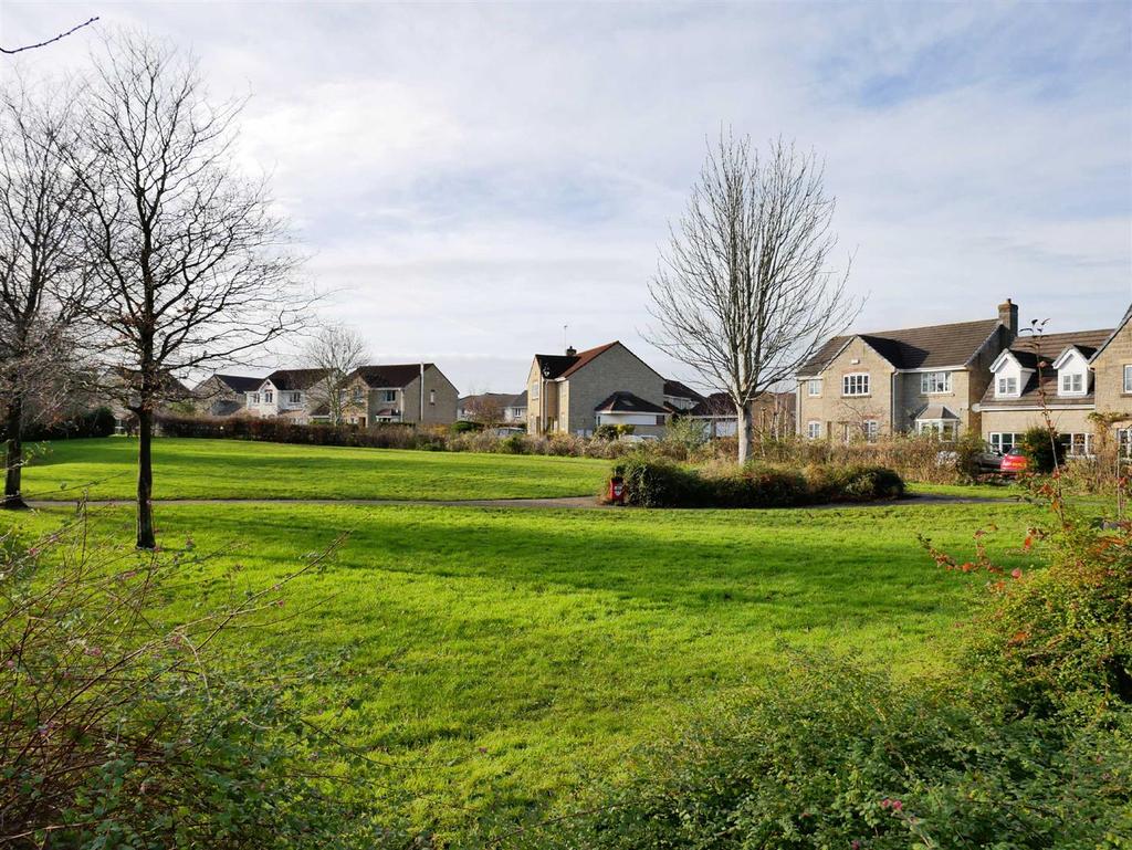 Amberley Close, Lansdowne Park, Calne 4 bed detached house £425,000