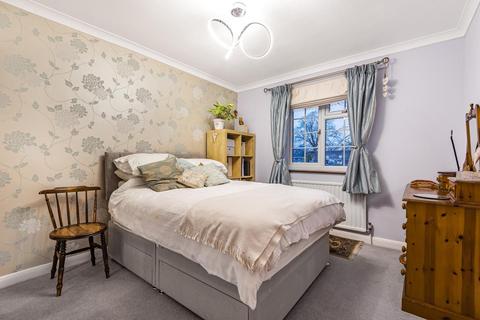 12 Everlands Close, Woking, GU22 7TB