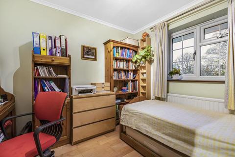 12 Everlands Close, Woking, GU22 7TB