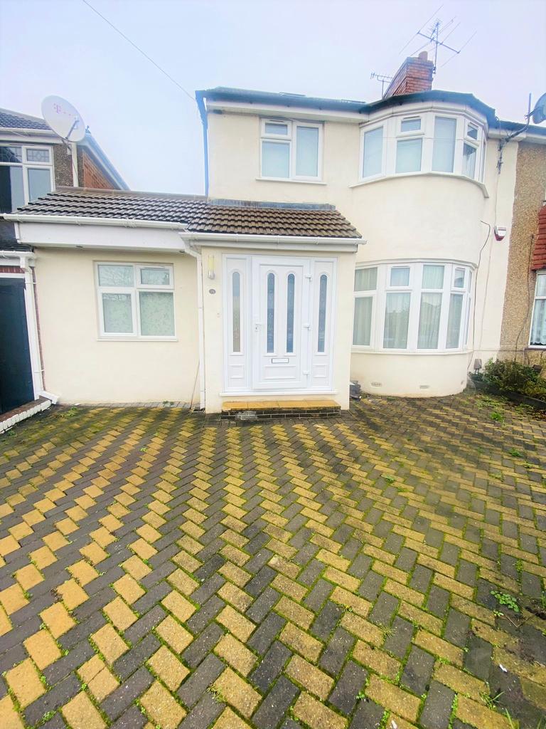 Drummond Drive, Stanmore HA7 5 bed semidetached house £2,500 pcm (£