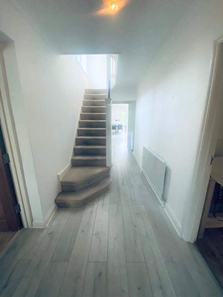 Drummond Drive, Stanmore HA7 5 bed semidetached house £2,500 pcm (£