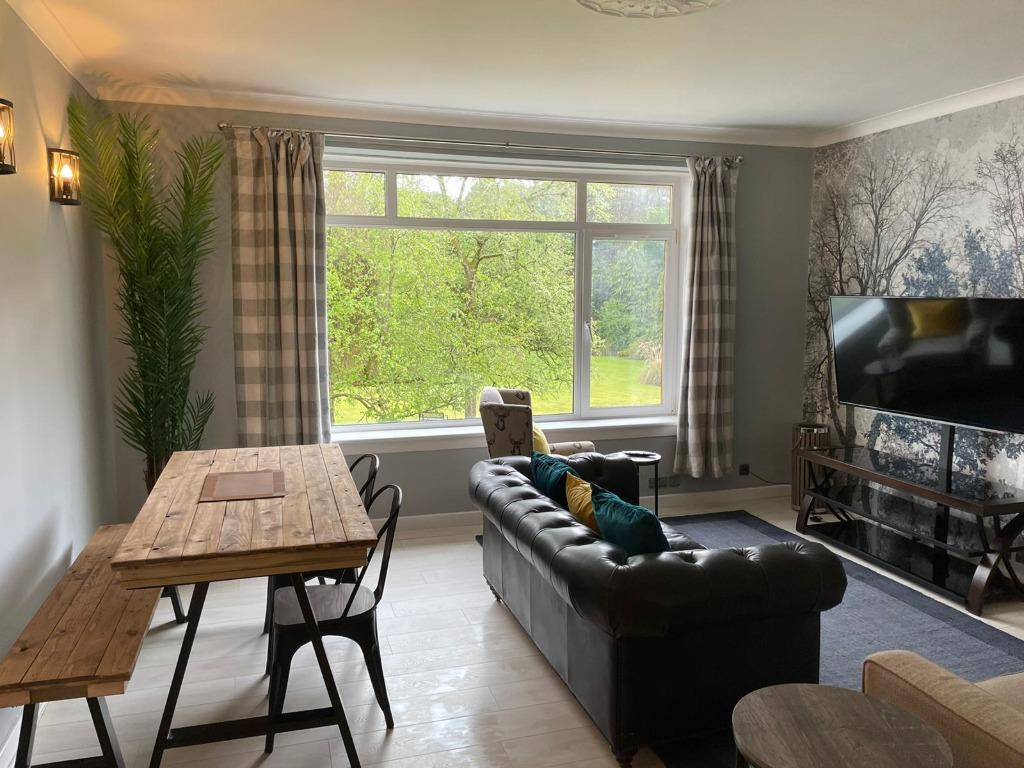 Strathclyde Court, Helensburgh... 3 bed flat £900 pcm (£208 pw)