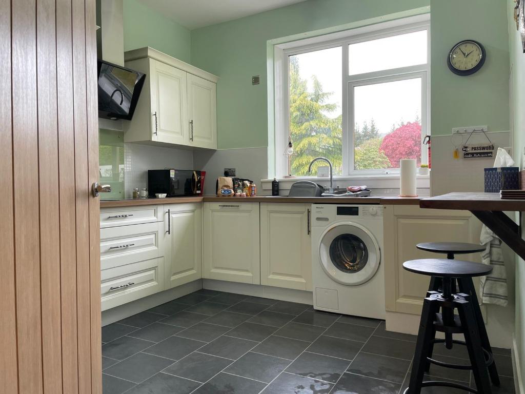 Strathclyde Court, Helensburgh... 3 bed flat £900 pcm (£208 pw)