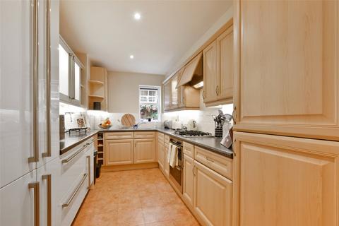 2 bedroom apartment to rent, Nightingale Walk, Windsor, Berkshire, SL4
