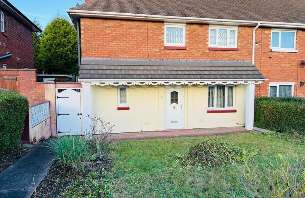 Suffolk Road, Dudley, DY2 0Uj 3 bed semidetached house £850 pcm (£196 pw)