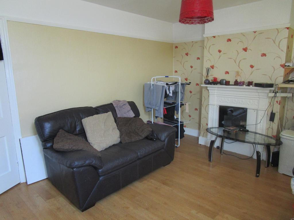 Belgrave Road, Slough SL1 3 bed terraced house £1,200 pcm (£277 pw)