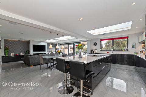 108 Linceslade Grove, Loughton, Milton Keynes, MK5 8BL