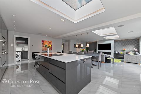 108 Linceslade Grove, Loughton, Milton Keynes, MK5 8BL