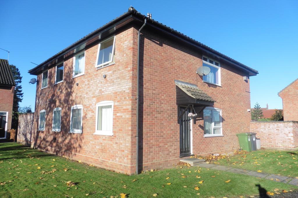 Warren Avenue, Fakenham NR21 2 bed ground floor flat £625 pcm (£144 pw)