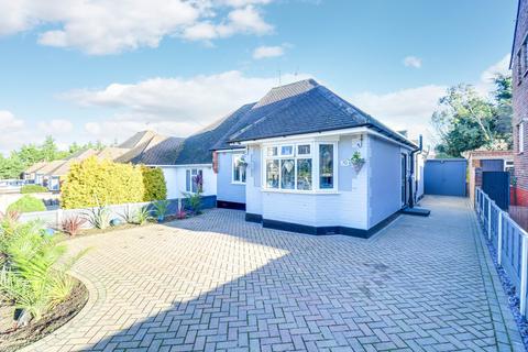 2 bedroom semi-detached bungalow for sale - Queen Annes Drive, Westcliff-on-sea, SS0