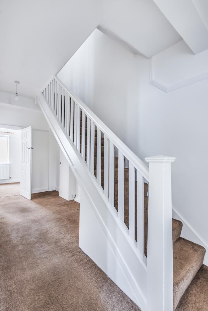 High Street West Wickham BR4 3 bed flat £1,500 pcm (£346 pw)