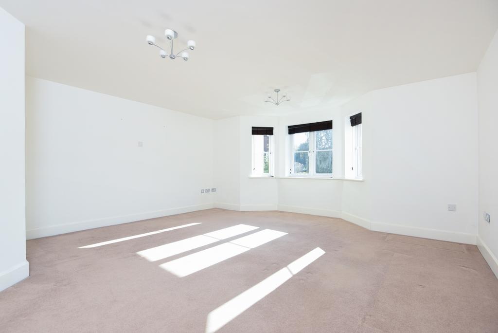 Oakwood Avenue Beckenham BR3 2 bed apartment £1,450 pcm (£335 pw)