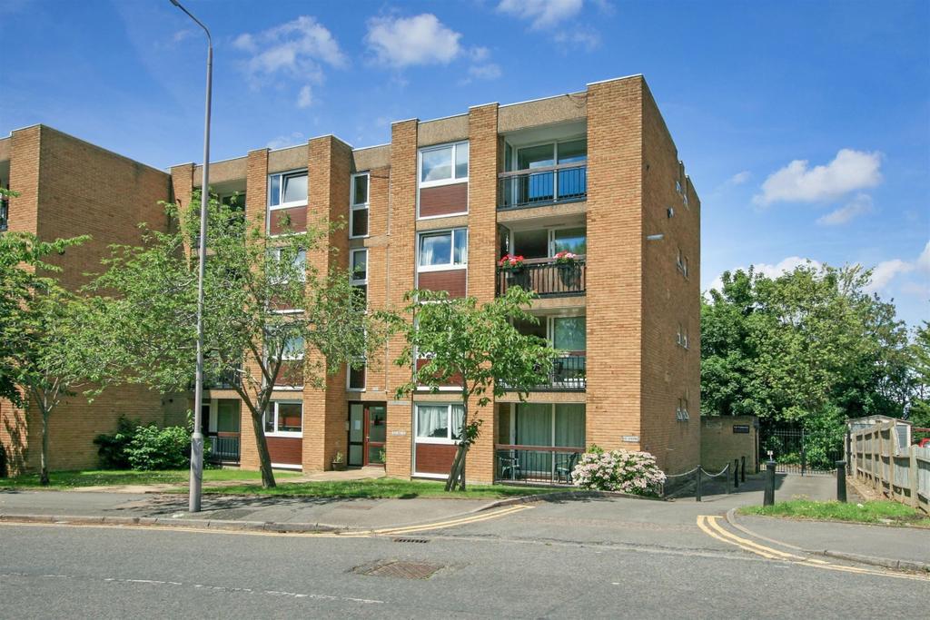 Mulgrave Road Sutton SM2 2 bed apartment £1,400 pcm (£323 pw)