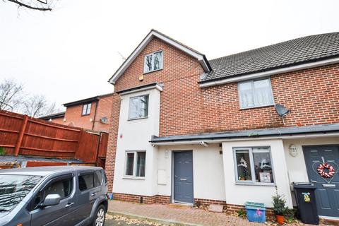 4 bedroom end of terrace house to rent, Foxdene Close, South Woodford, E18