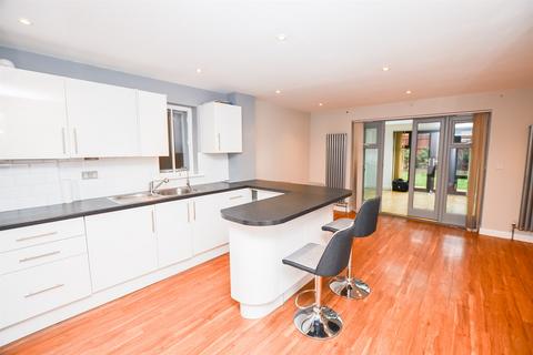 4 bedroom end of terrace house to rent, Foxdene Close, South Woodford, E18