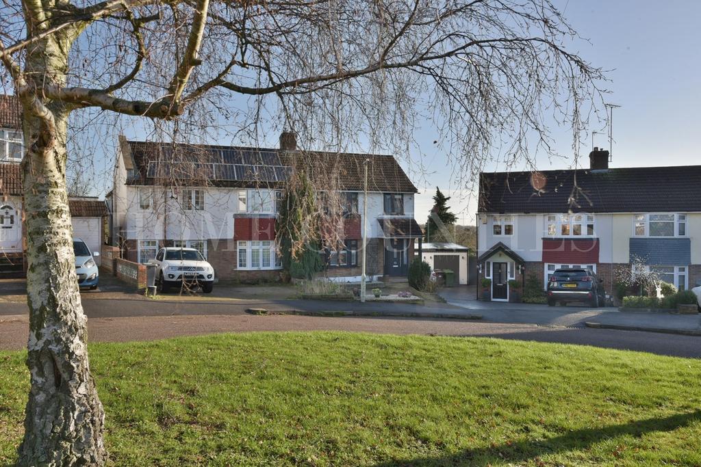 Tempest Avenue, Potters Bar, EN6 3 bed semidetached house £675,000