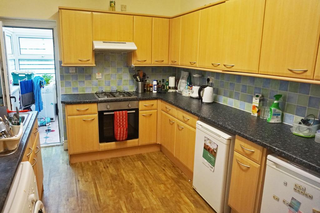Canada Road, Cardiff 4 bed house £1,460 pcm (£337 pw)
