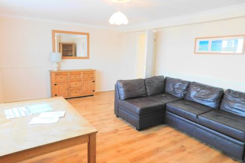 2 bedroom flat to rent, Edinburgh Drive, Staines, TW18 1PJ