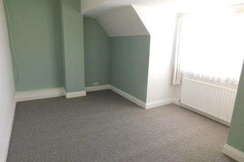 2 bedroom flat to rent, Edinburgh Drive, Staines, TW18 1PJ