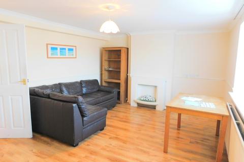 2 bedroom flat to rent, Edinburgh Drive, Staines, TW18 1PJ