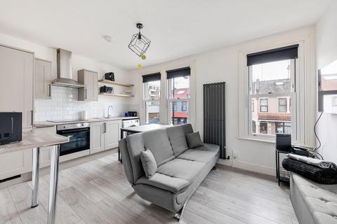 2 bedroom maisonette to rent, Kingsley Road, London