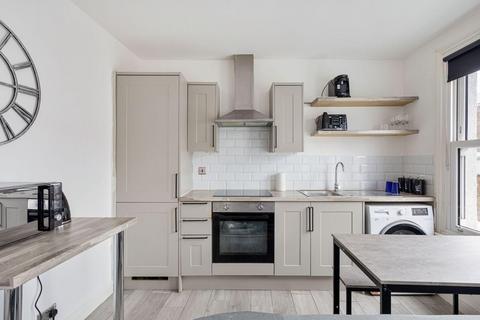 2 bedroom maisonette to rent, Kingsley Road, London