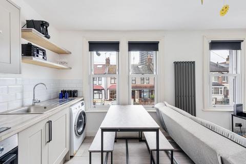 2 bedroom maisonette to rent, Kingsley Road, London
