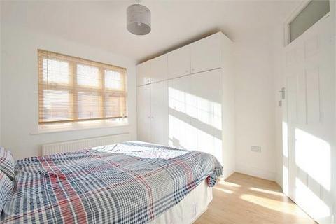 3 bedroom flat to rent, Gladstone Court, Willesden Green NW2