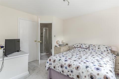 17 Burns Way, Harrogate, HG1 3NA