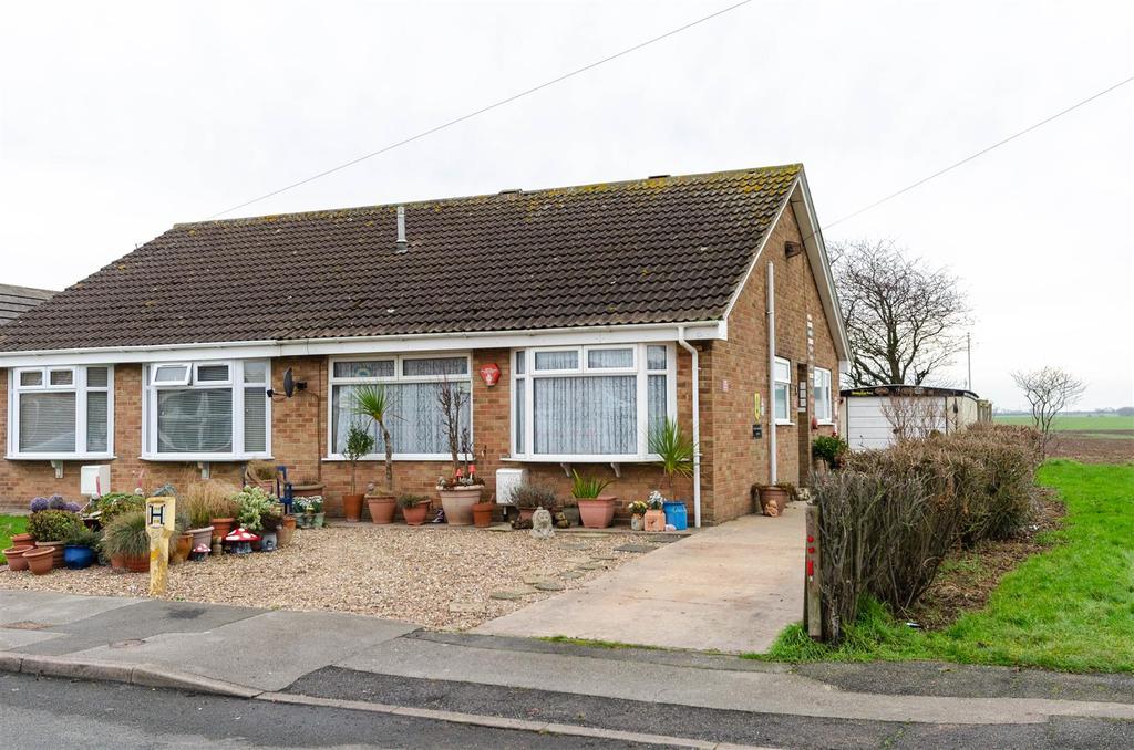 Carrs Meadow, Withernsea 2 bed semidetached bungalow £140,000
