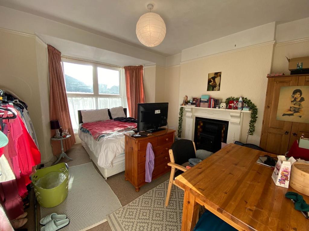 Marlborough Road, Falmouth 4 bed house £2,000 pcm (£462 pw)