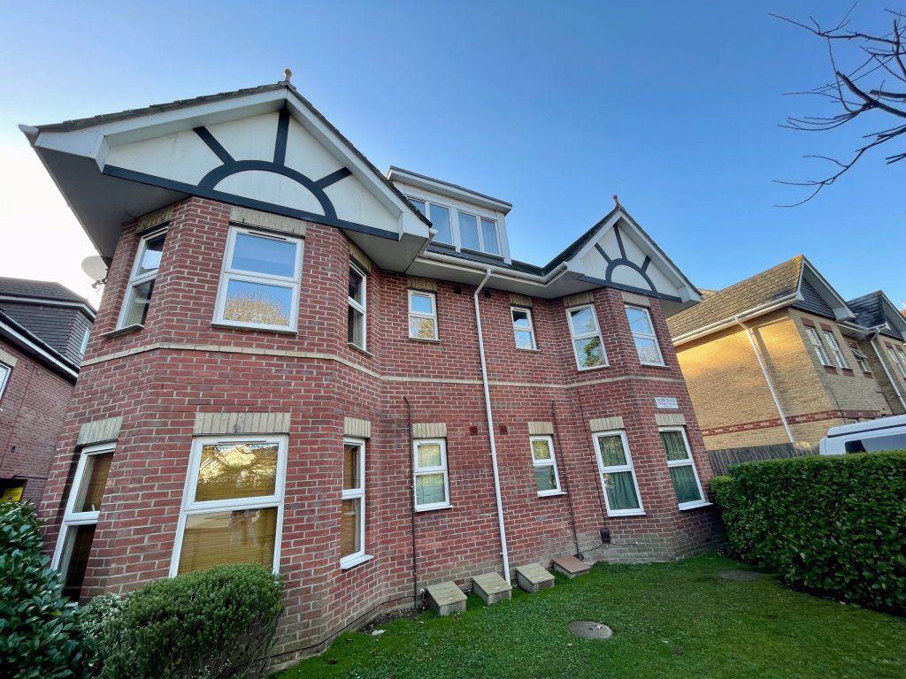SPACIOUS ONE DOUBLE BEDROOM, CHARMINSTER 1 bed flat £750 pcm (£173 pw)