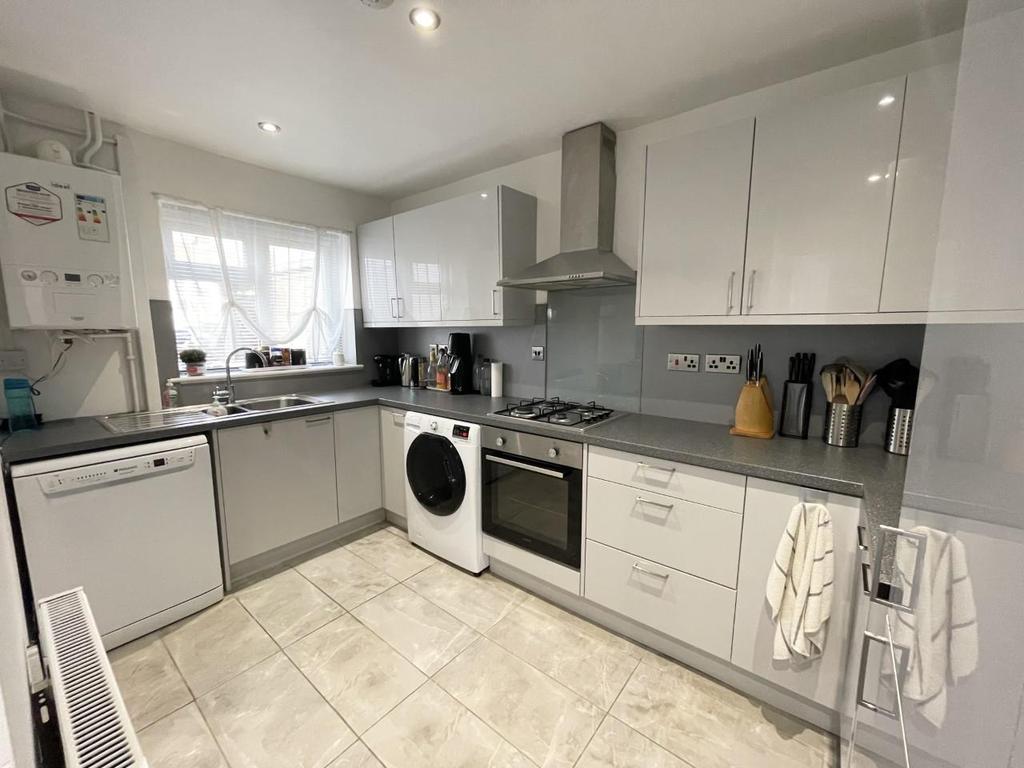 Boverton Avenue, Brockworth, Gloucester 4 bed semidetached house £