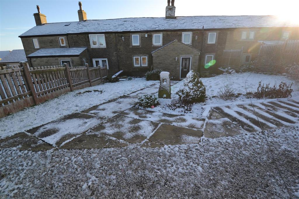 Old Guy Road, Queensbury, Bradford 4 bed cottage £1,200 pcm (£277 pw)