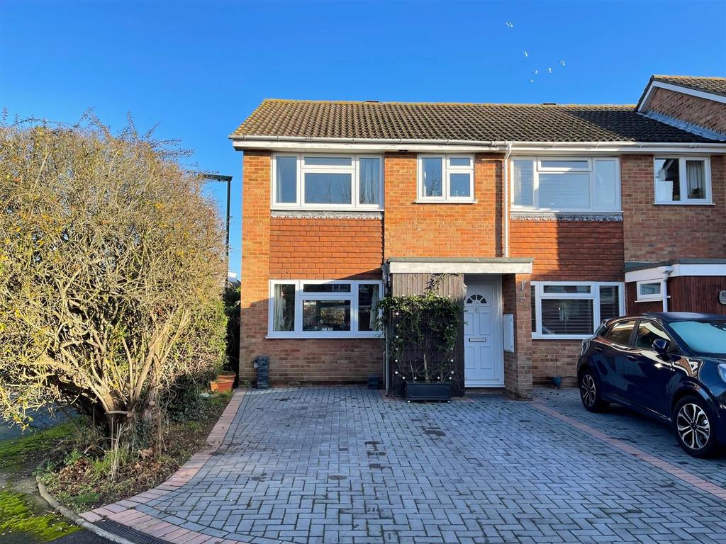Willowhayne Drive, WaltonOnThames 3 bed end of terrace house £465,000