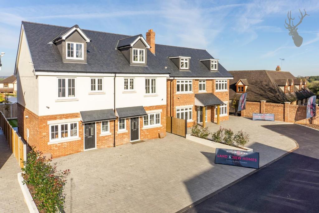 Oak Hill Road, Stapleford Abbotts... 3 bed semidetached house £600,000