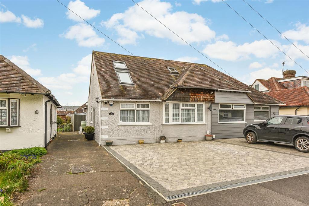 Frobisher Grove, Fareham 3 bed semidetached bungalow £325,000