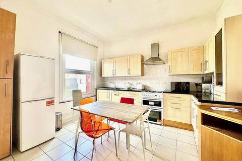 2 bedroom flat to rent, Friern Barnet Road, New Southgate, London N11