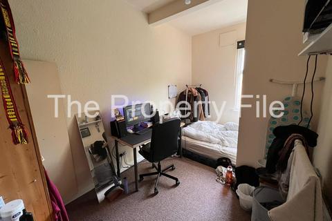 4 bedroom terraced house to rent, Kathleen Grove, Manchester M14